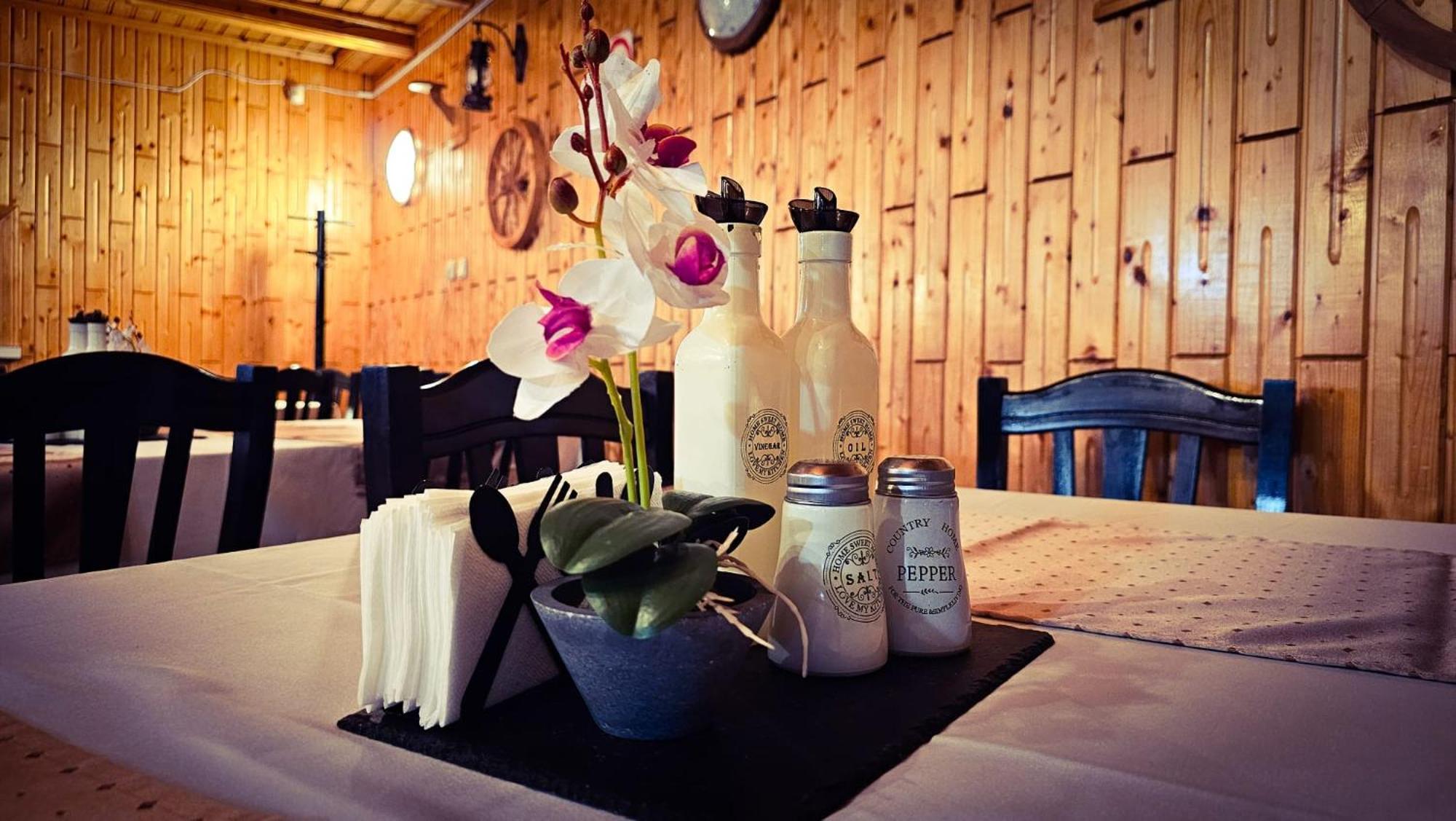 Pensiunea La Taverna Trăisteni Extérieur photo